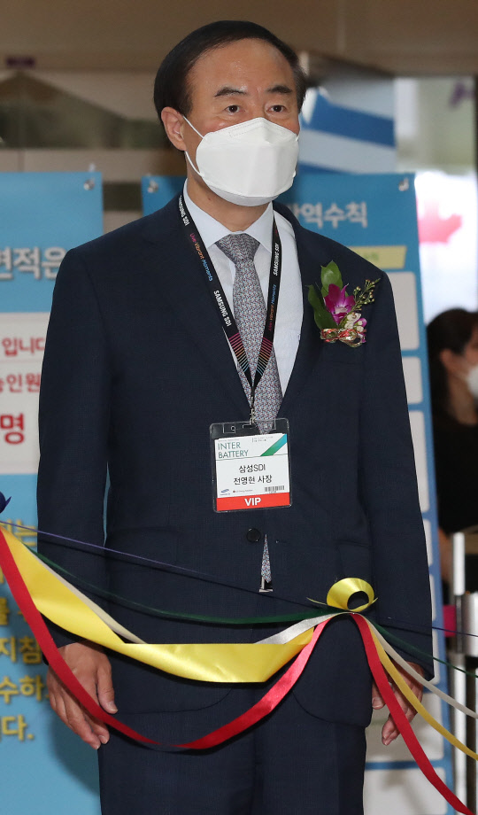 전영현 삼성SDI 사장이 9일 오전 서울 강남구 코엑스에서 열린 배터리 전문 전시회 '인터배터리', 친환경 전기차 엑스포 'xEv 트렌드 코리아 2021'개막식에 참석하고 있다. <연합뉴스>